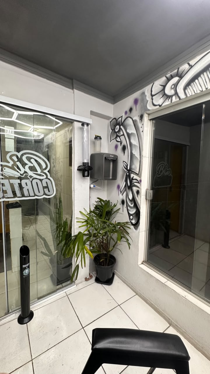 Entrada e espelhos da Bi Cortes